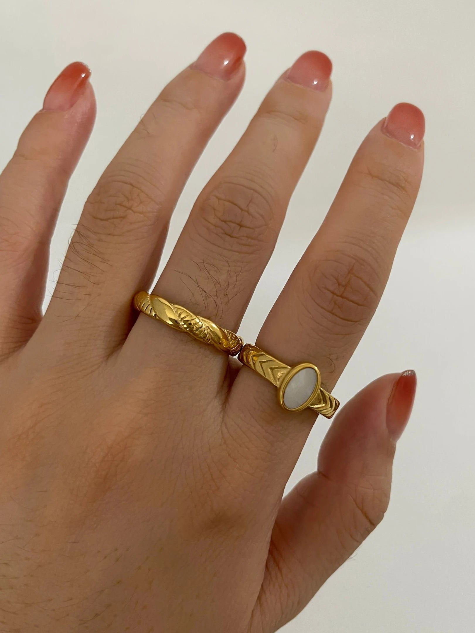 Anel Oval com Madrepérola e Banho Ouro 18K