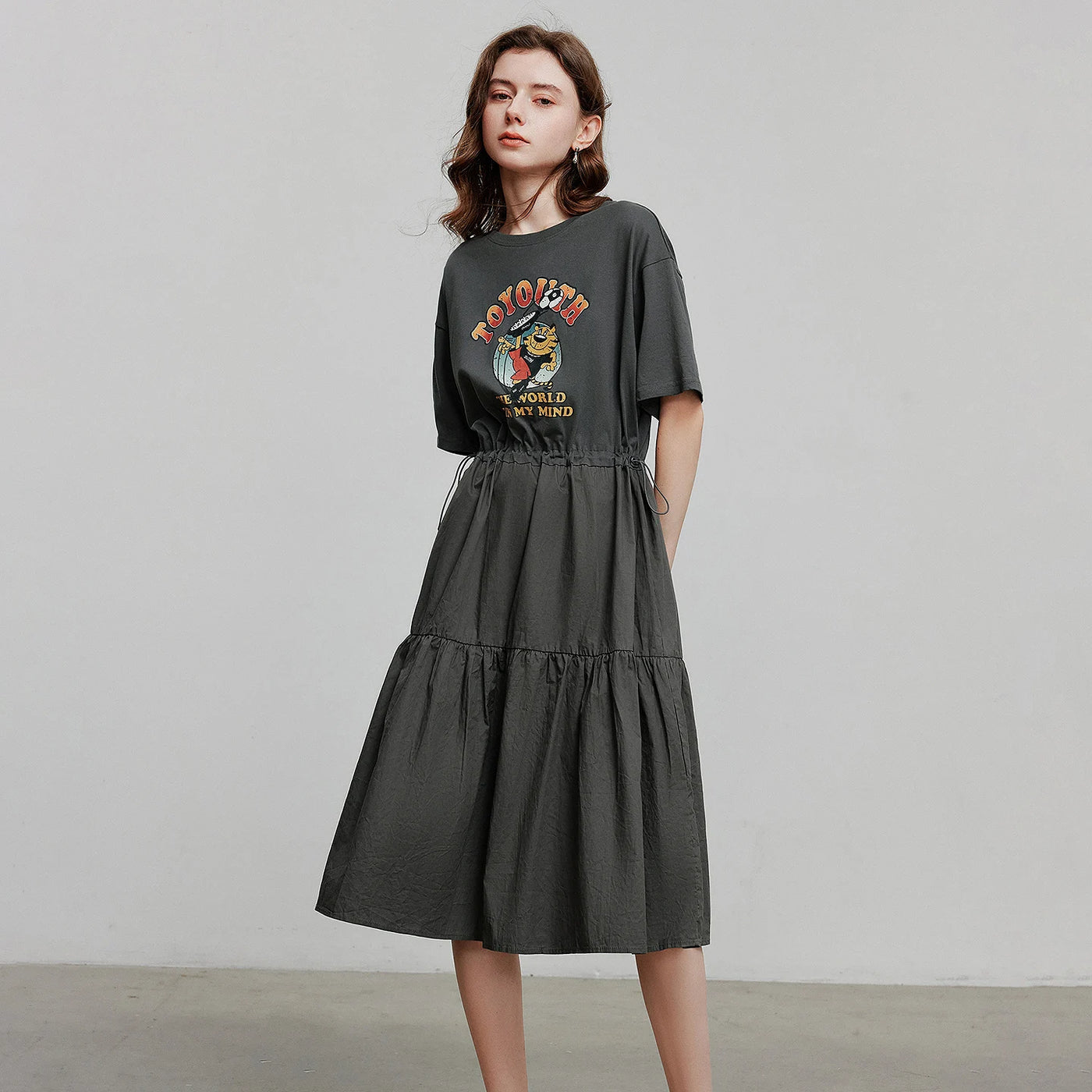 Vestido Camiseta Curto com Recortes