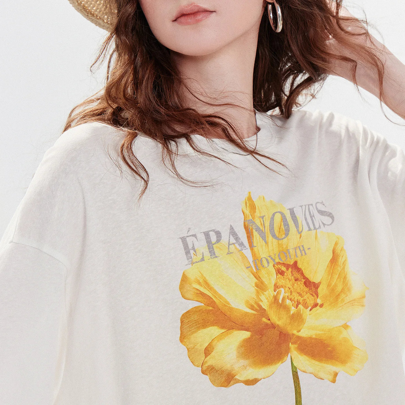 Camiseta Feminina de Linho com Estampa Floral Artística