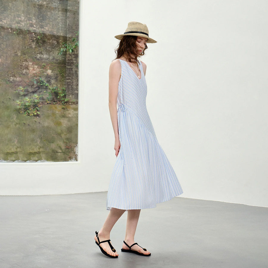 Vestido Midi Listrado Azul-Claro com Corte Enviesado