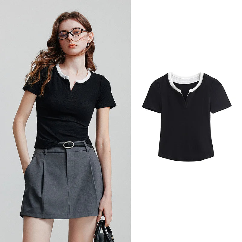 Camiseta Feminina Cropped Slim com Decote V e Patchwork