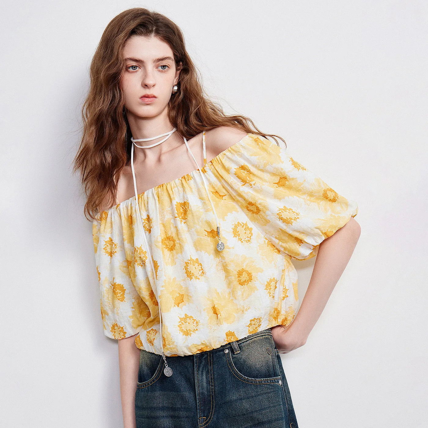 Blusa Feminina Ombro a Ombro com Estampa Artística
