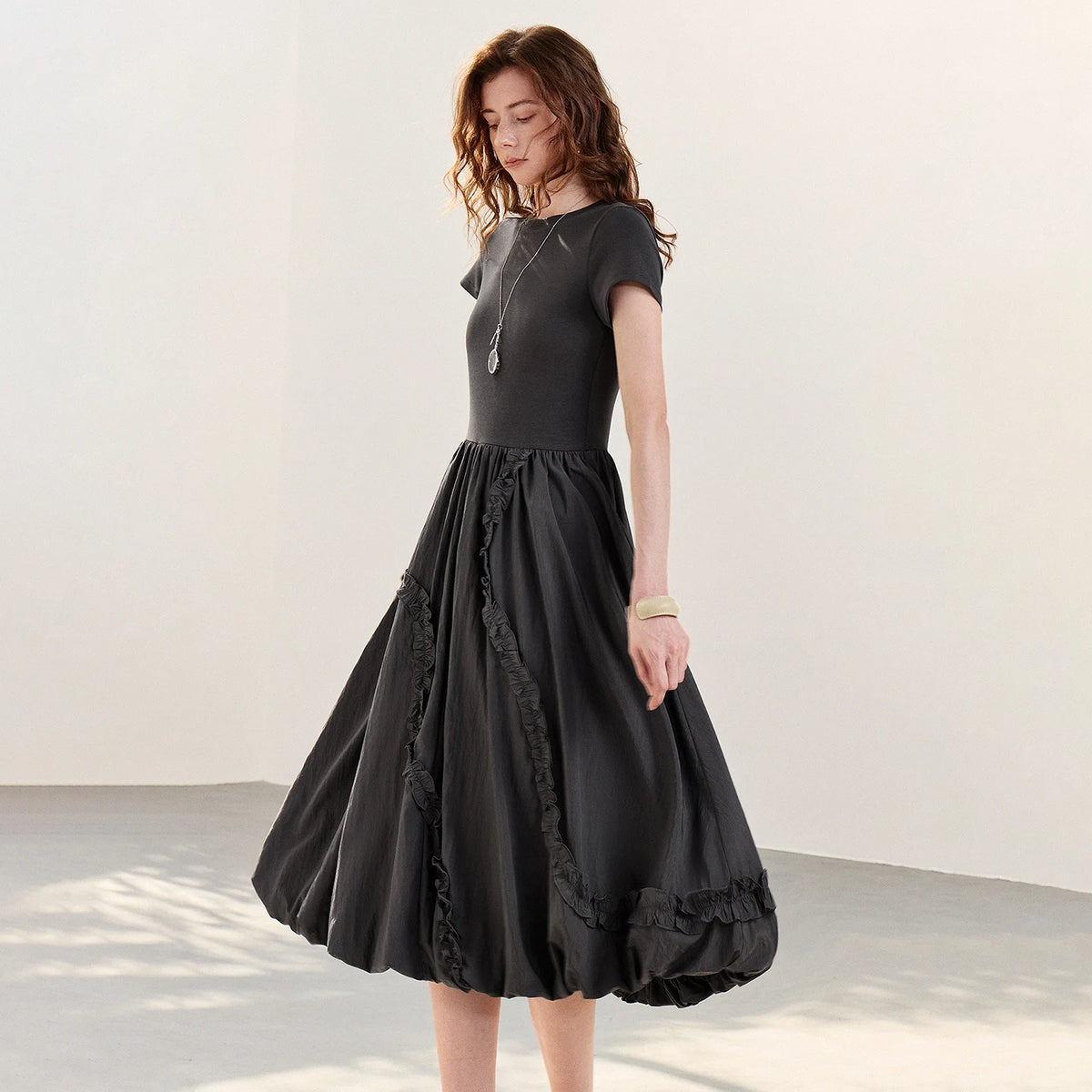 Vestido Midi com Recortes e Manga Curta