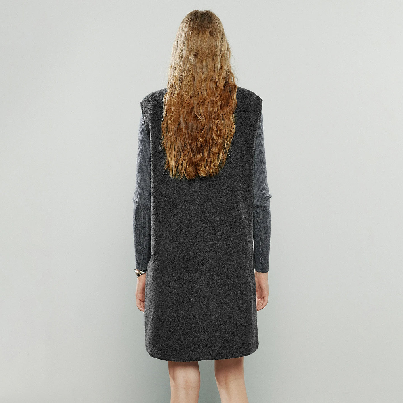 Vestido Colete Midi Cinza com Decote V