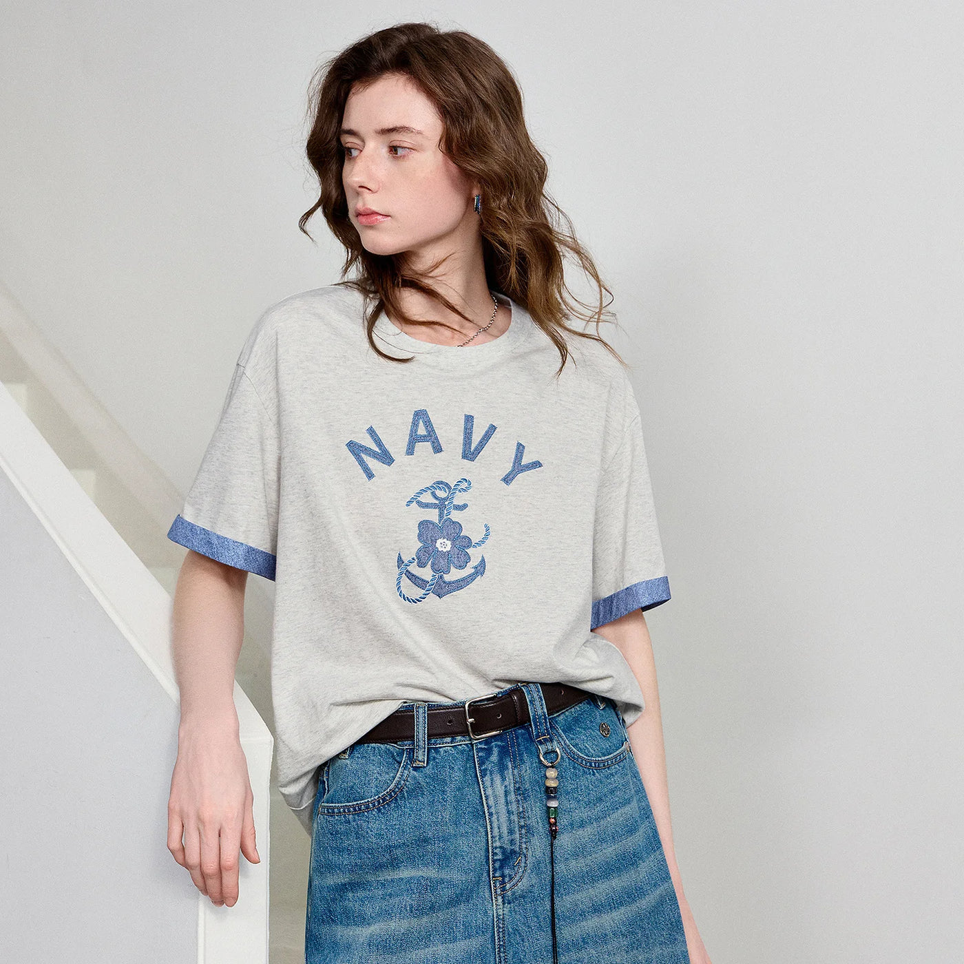Camiseta Feminina Antibacteriana com Bordado Âncora Jeans