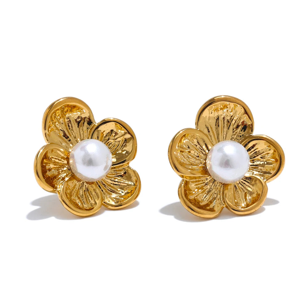 Brinco Flor Texturizada com Pérola Simulada