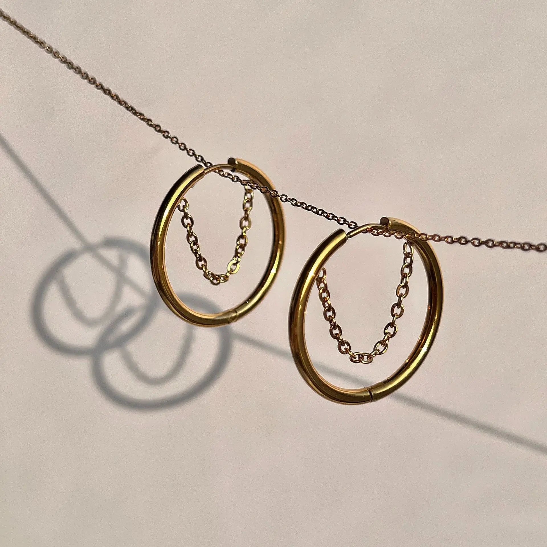 Argola Círculo V com Banho Ouro 18K