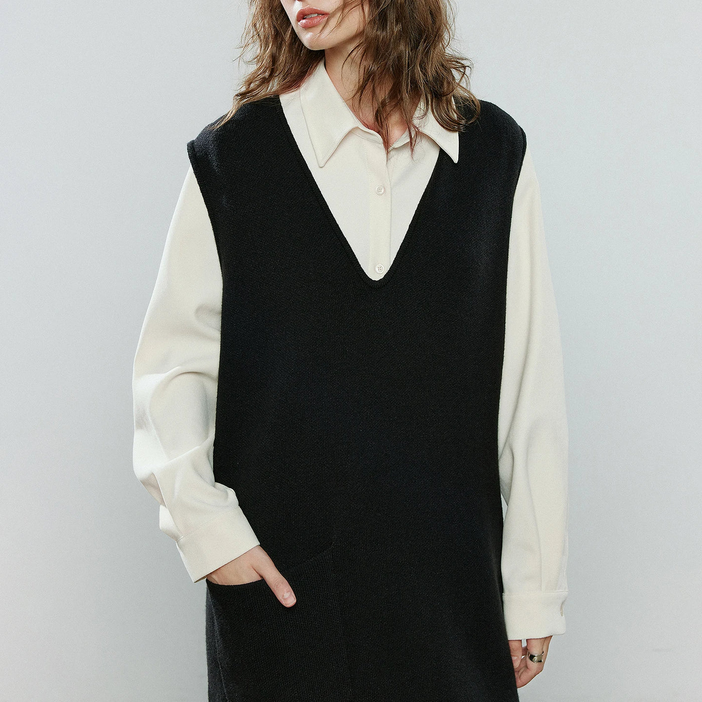 Vestido Colete Preto de Malha com Decote V e Bolsos