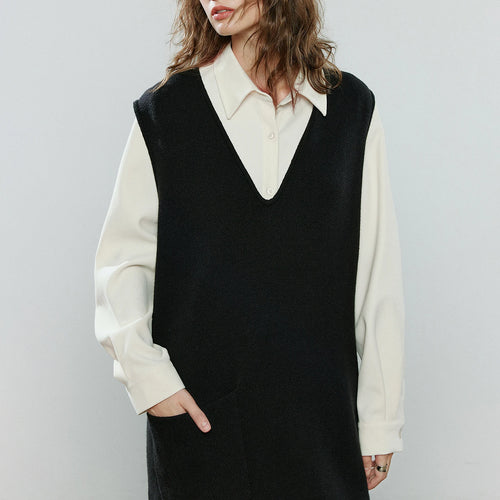 Vestido Colete Preto de Malha com Decote V e Bolsos