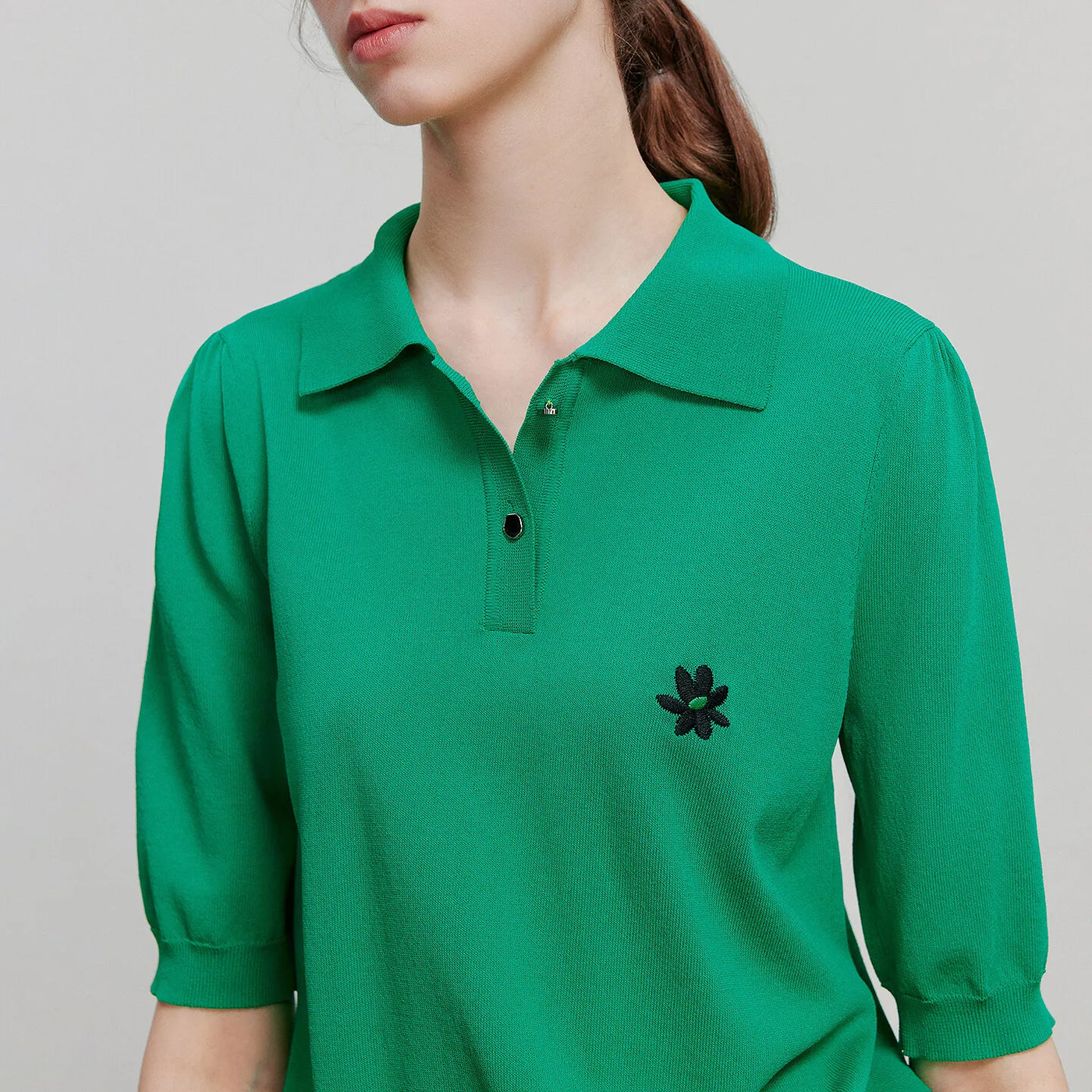 Blusa Feminina de Tricô com Gola Polo e Bordado