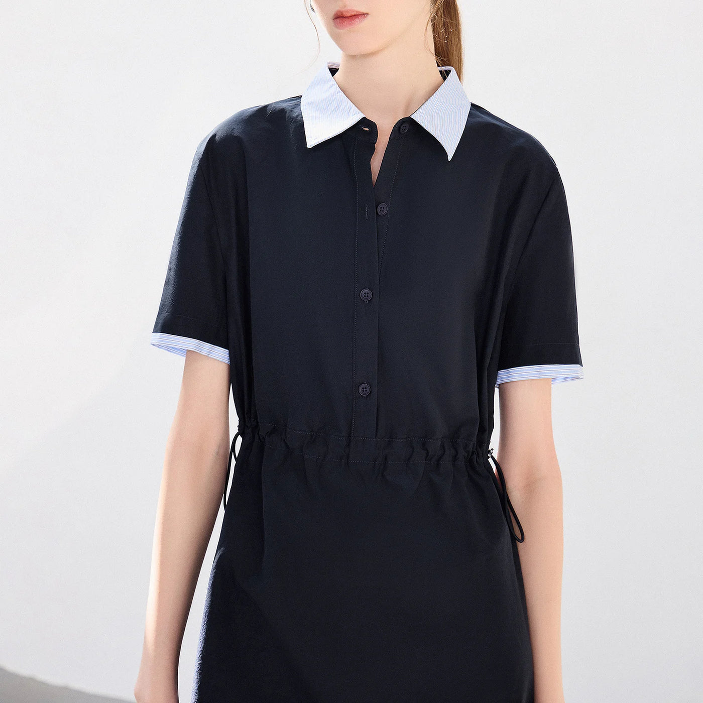 Vestido Curto com Recortes e Cintura Marcada
