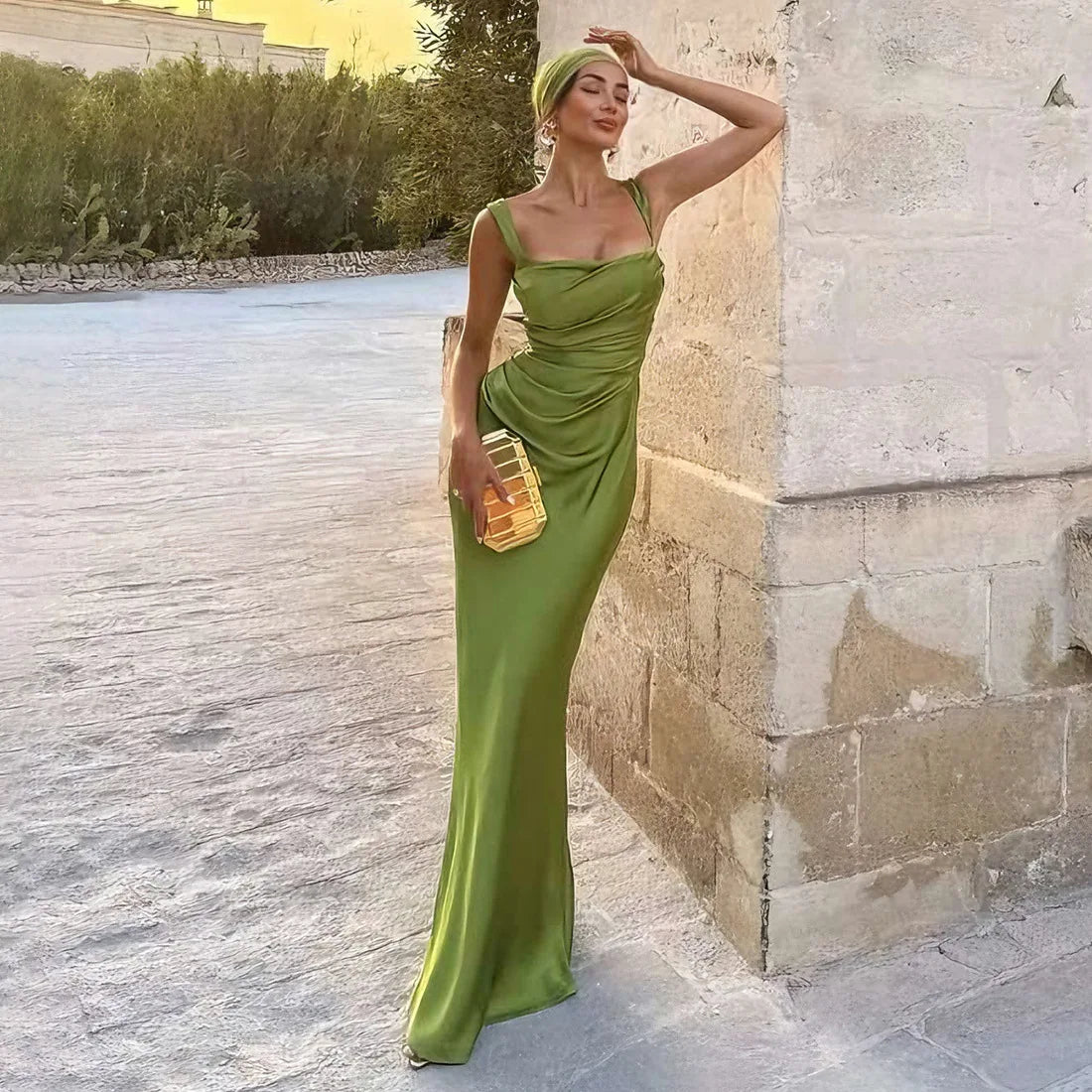 Vestido Longo Feminino de Cetim Verde com Laço e Franzidos