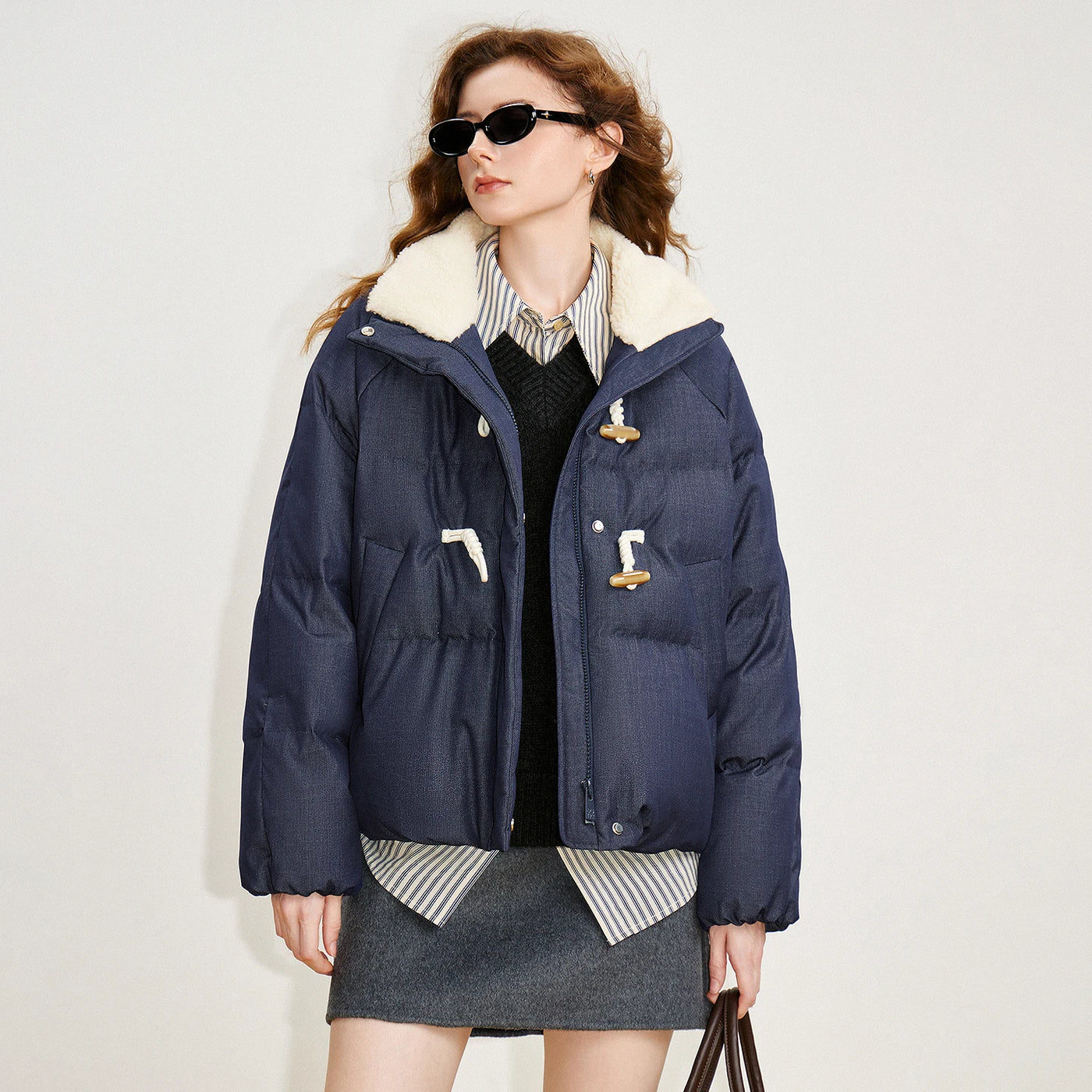 Jaqueta Puffer Feminina Curta com Botões de Chifre