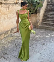 Vestido Longo Feminino de Cetim Verde com Laço e Franzidos