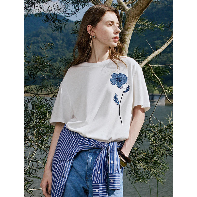 Camiseta Feminina de Algodão com Bordado Floral