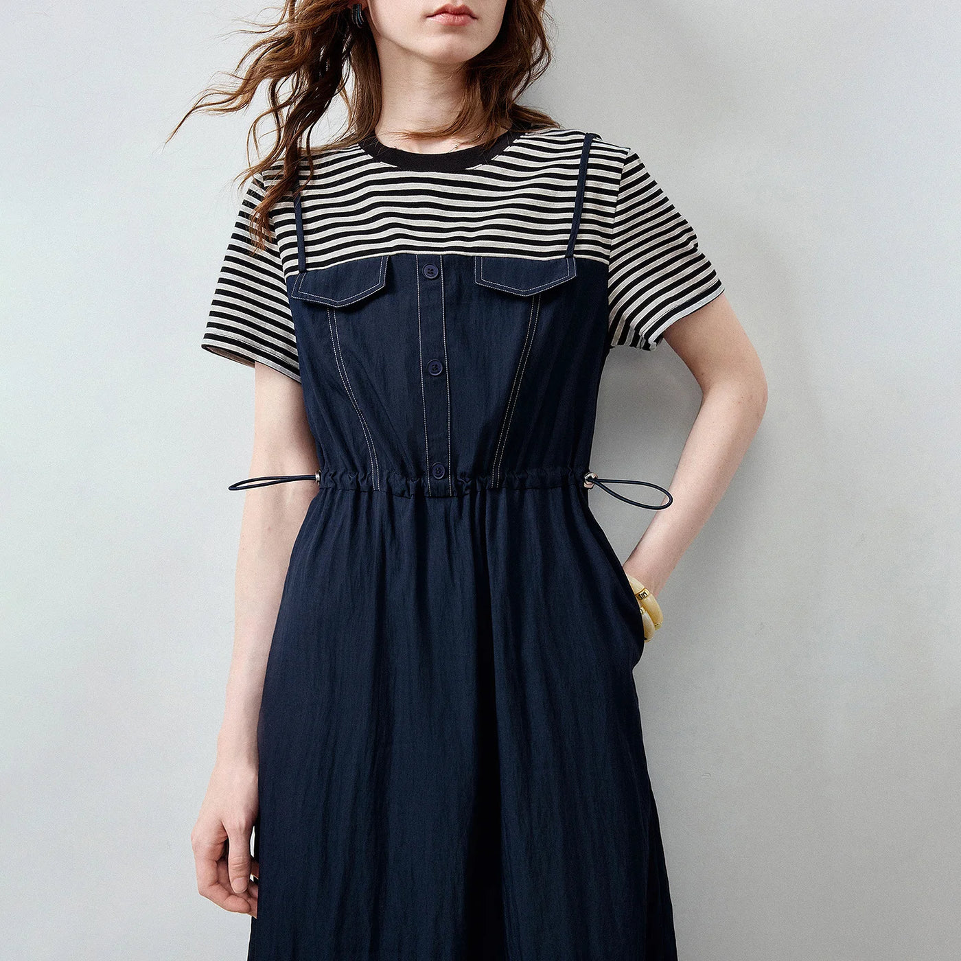 Vestido Camiseta Midi Listrado com Cintura Marcada