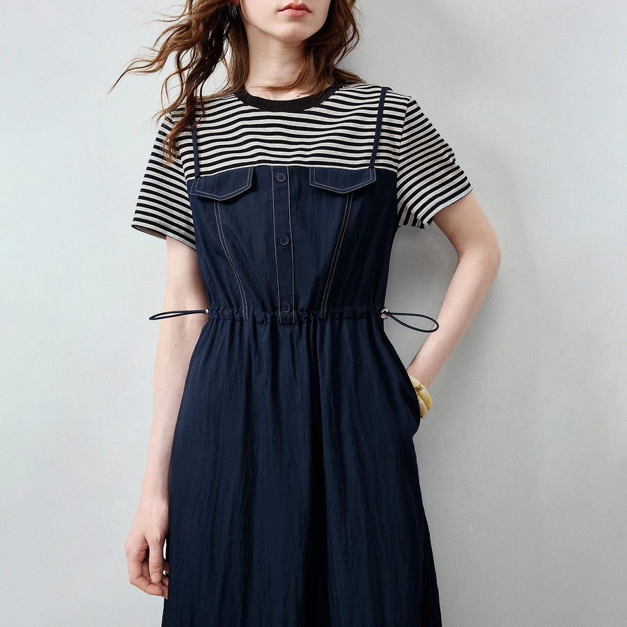 Vestido Camiseta Midi Listrado com Cintura Marcada