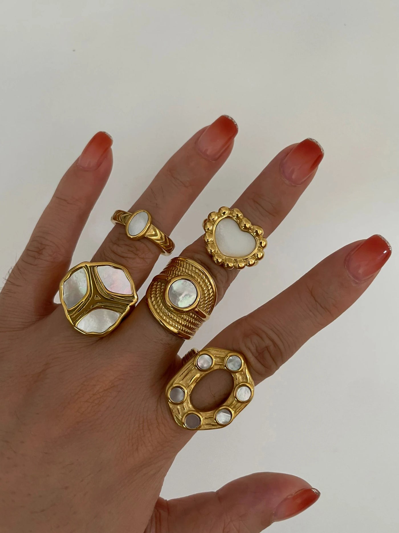 Anel com Madrepérola em Formas Orgânicas e Banho Ouro 18K