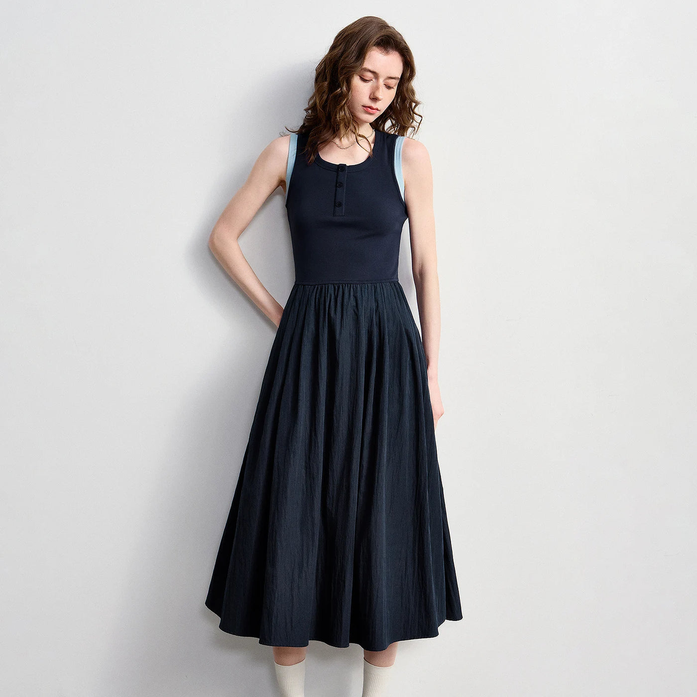 Vestido Midi Azul-Royal com Recortes e Modelagem Ajustada