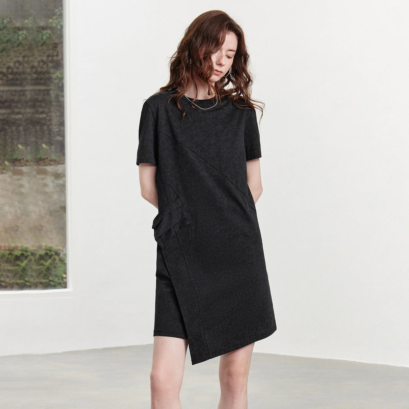 Vestido Camiseta Curto de Algodão com Barra Assimétrica