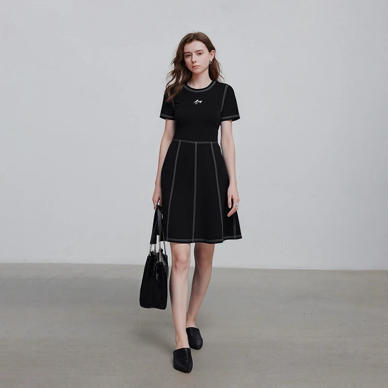Vestido Curto com Cintura Contrastante Bordada