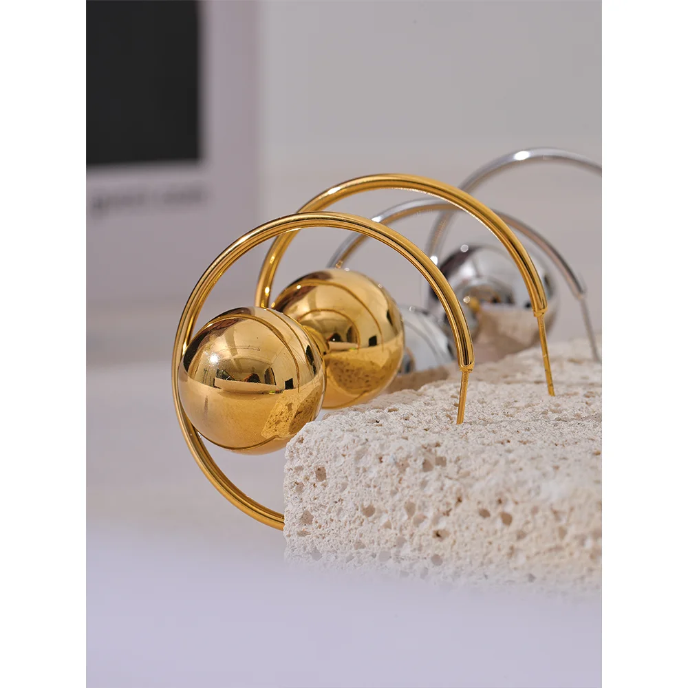 Brinco de Argola Huggie com Esferas