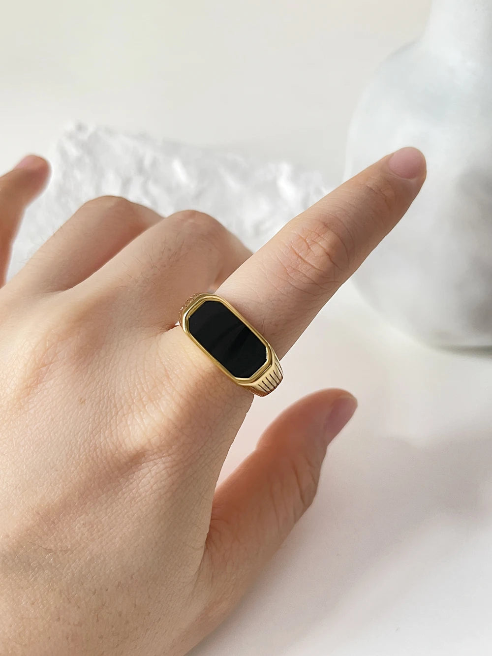 Anel Retangular com Madrepérola Preta e Banho Ouro 18K