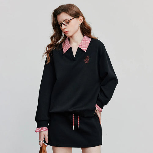 Moletom Feminino Efeito Duas Peças com Gola Polo e Bordado