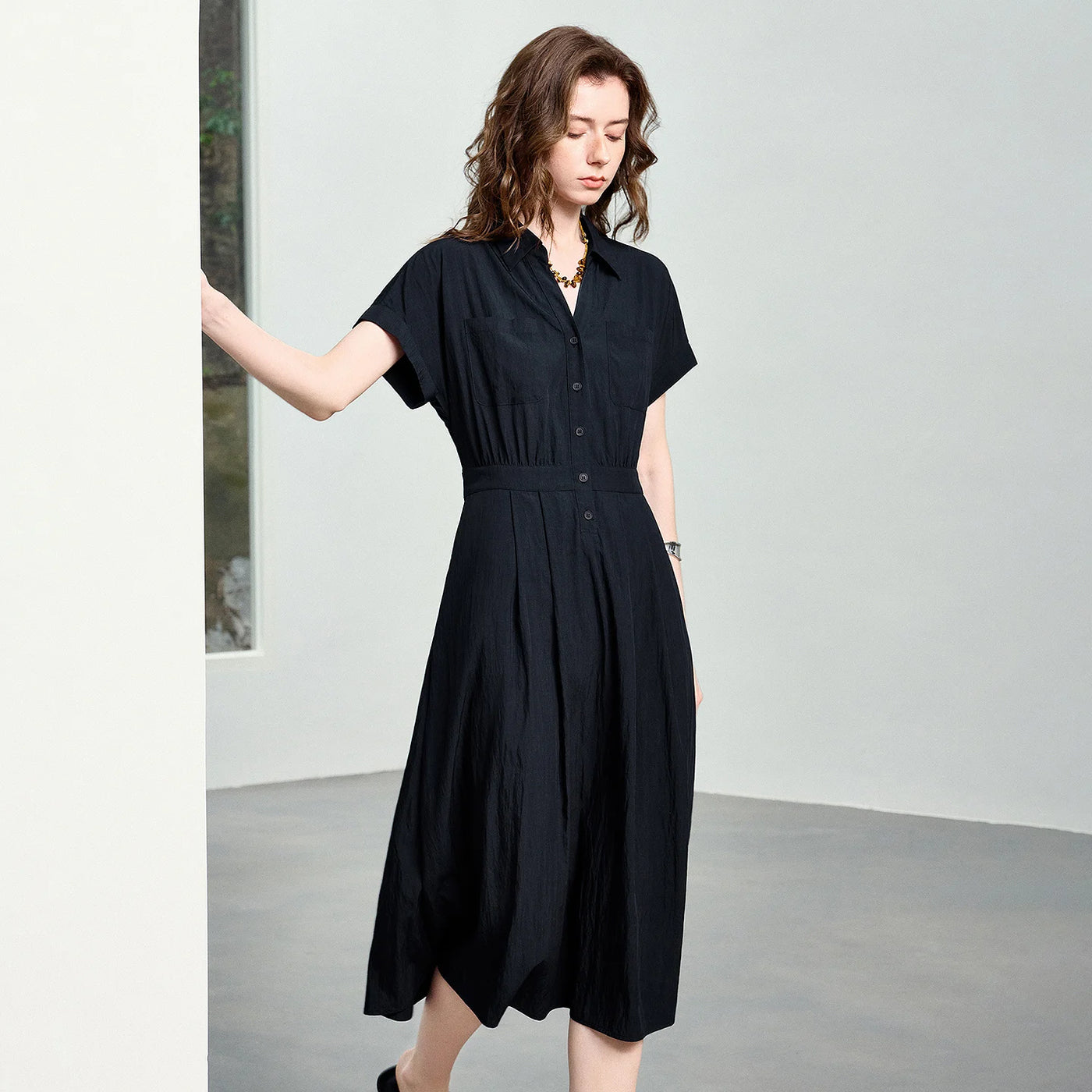 Vestido Midi Texturizado com Gola Camisaria e Botões