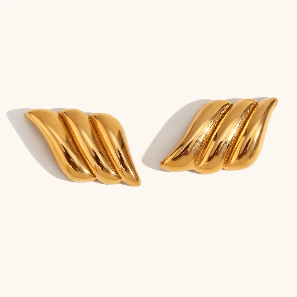Brinco Asas em Camadas Marcante com Banho Ouro 18K