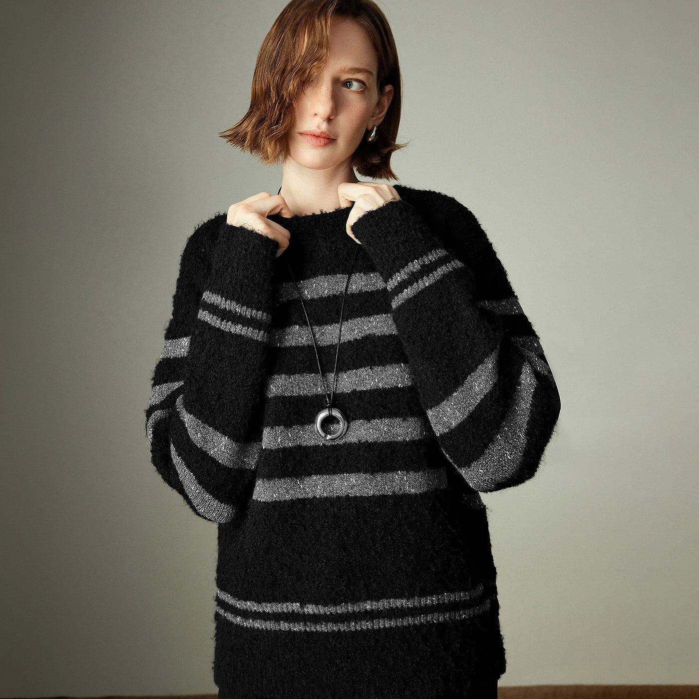 Suéter Listrado com Fio Metalizado e Textura Bouclé