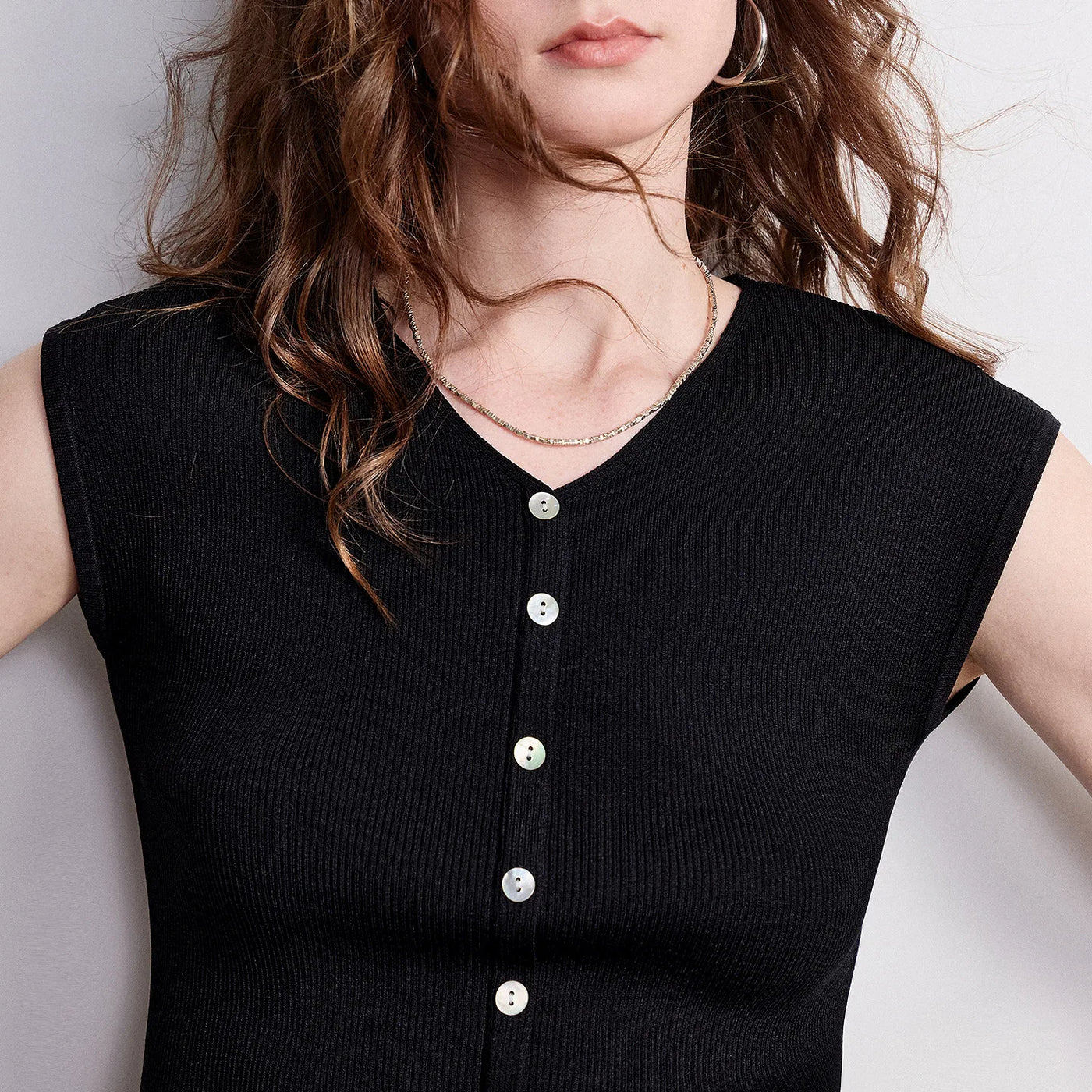Blusa Feminina Ice Silk Slim com Decote V e Botões