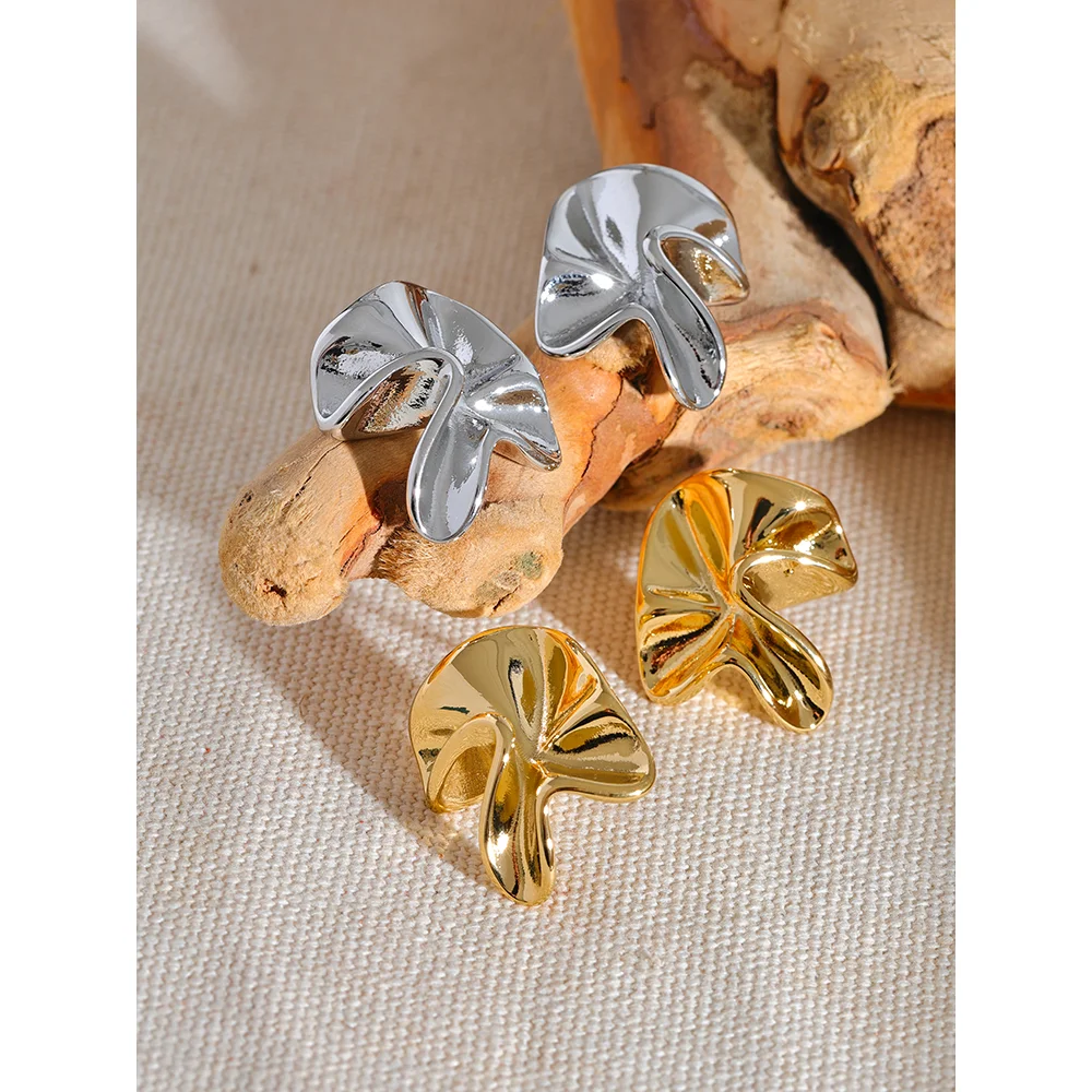 Brinco Flor Irregular Moderna