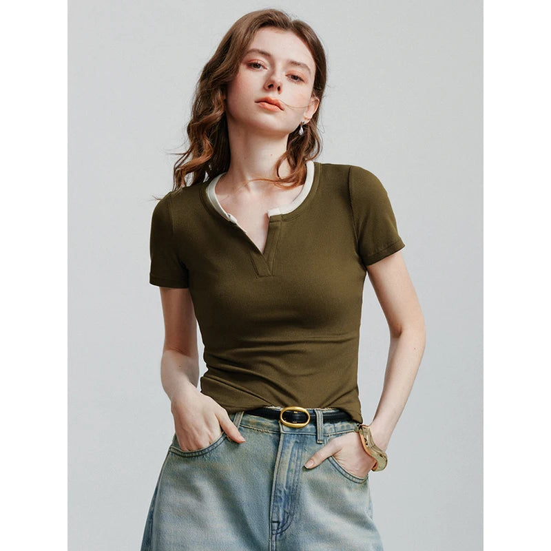 Camiseta Feminina Cropped Slim com Decote V e Patchwork