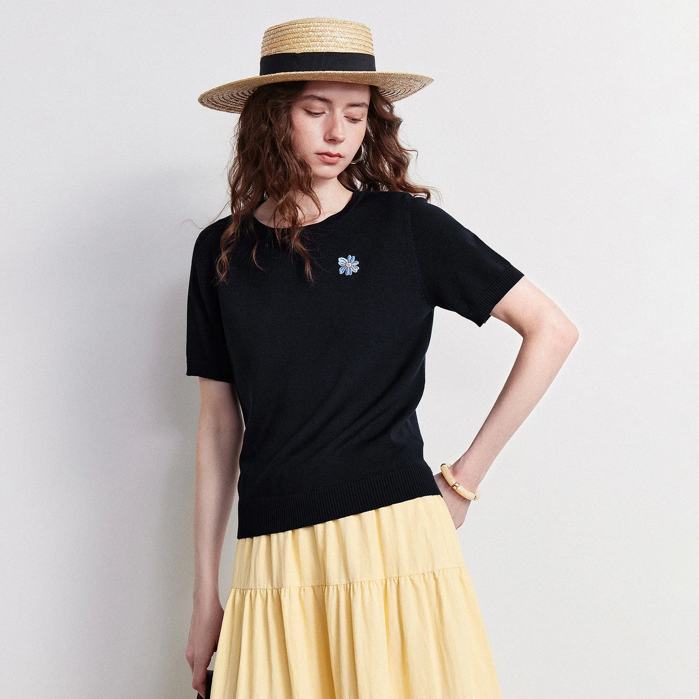 Blusa Feminina de Liocel com Bordado Floral e Gola Redonda