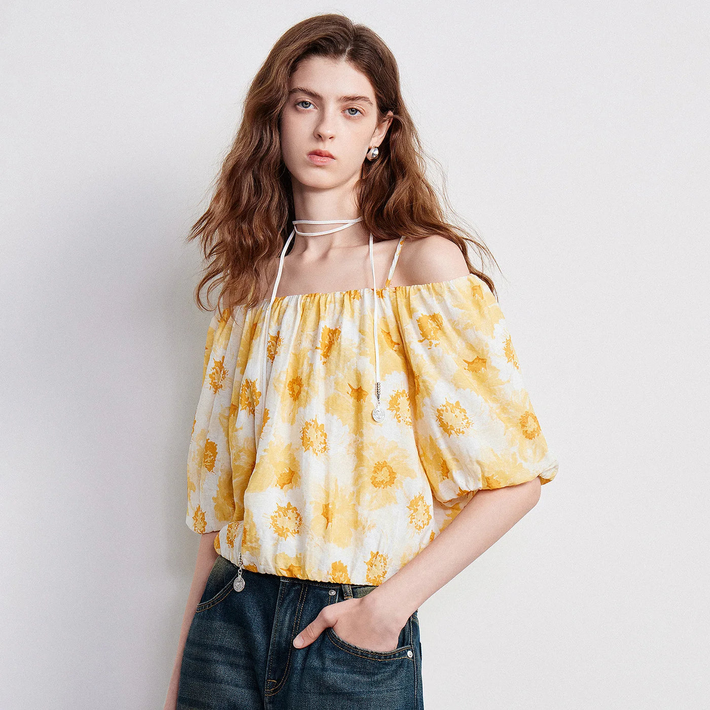 Blusa Feminina Ombro a Ombro com Estampa Artística