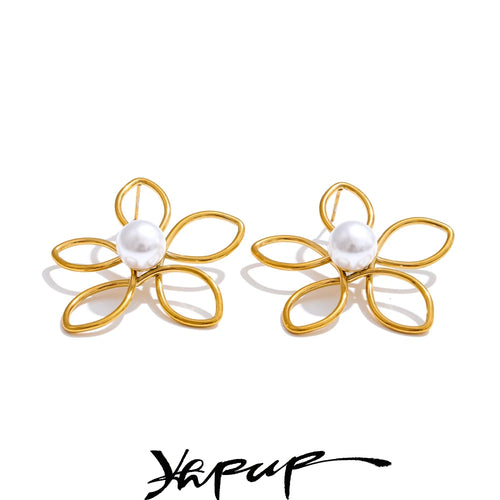 Brinco Flor Vazado com Pérola Simulada