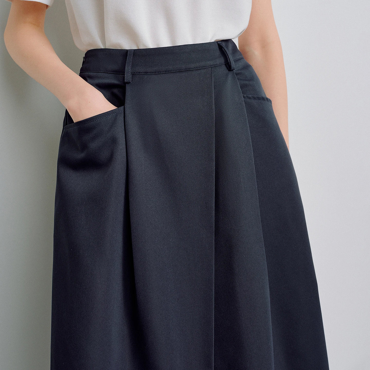 Saia Midi Feminina Balonê Texturizada com Bolsos