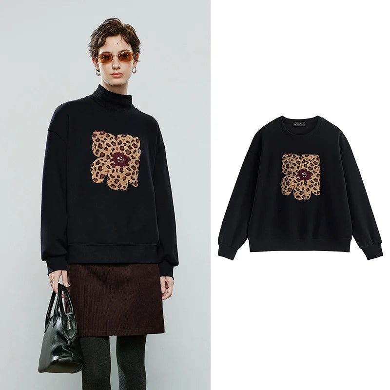 Moletom Feminino com Estampa de Leopardo e Flores Aplicadas