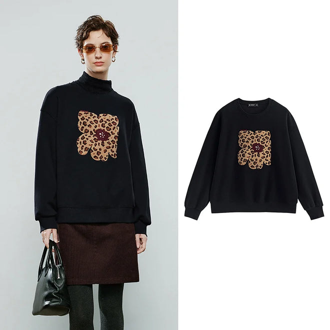 Moletom Feminino com Estampa de Leopardo e Flores Aplicadas
