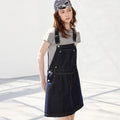 Vestido Jardineira Jeans Curto com Botões