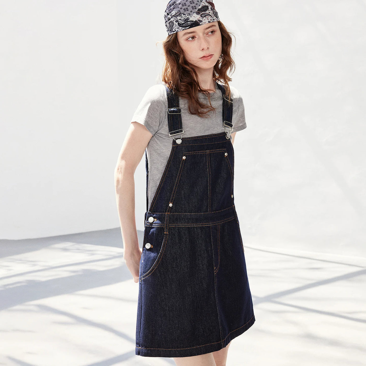 Vestido Jardineira Jeans Curto com Botões