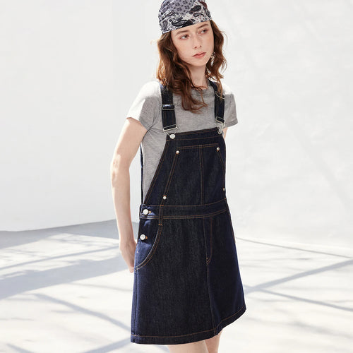 Vestido Jardineira Jeans Curto com Botões
