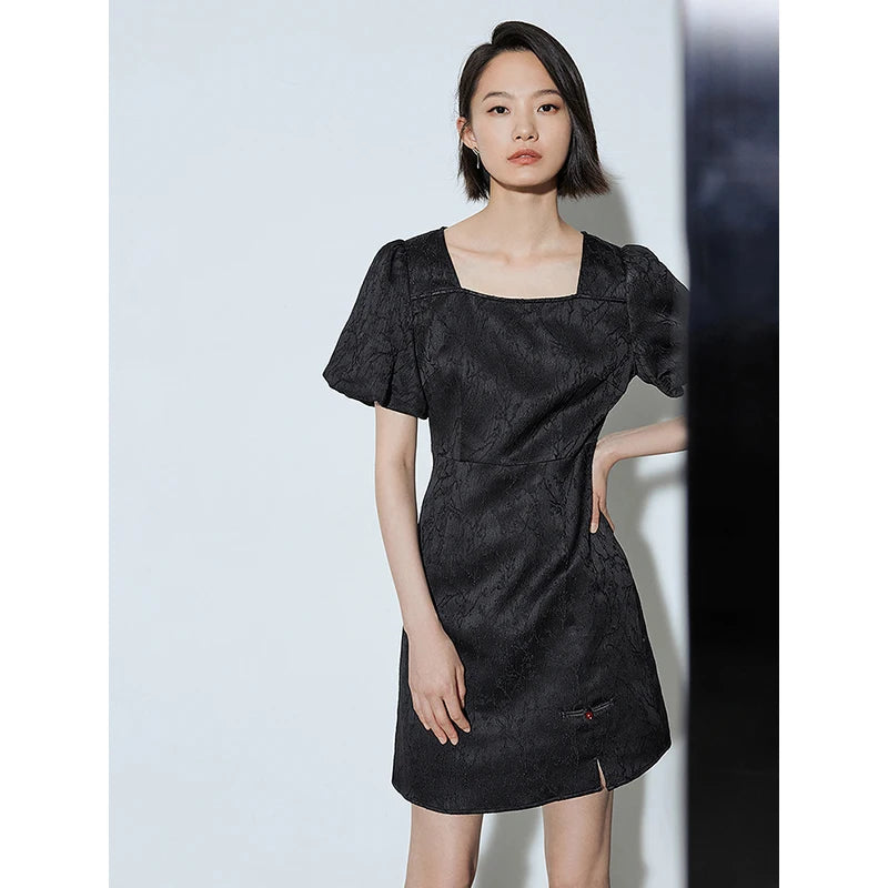 Vestido Oriental Curto com Decote Quadrado