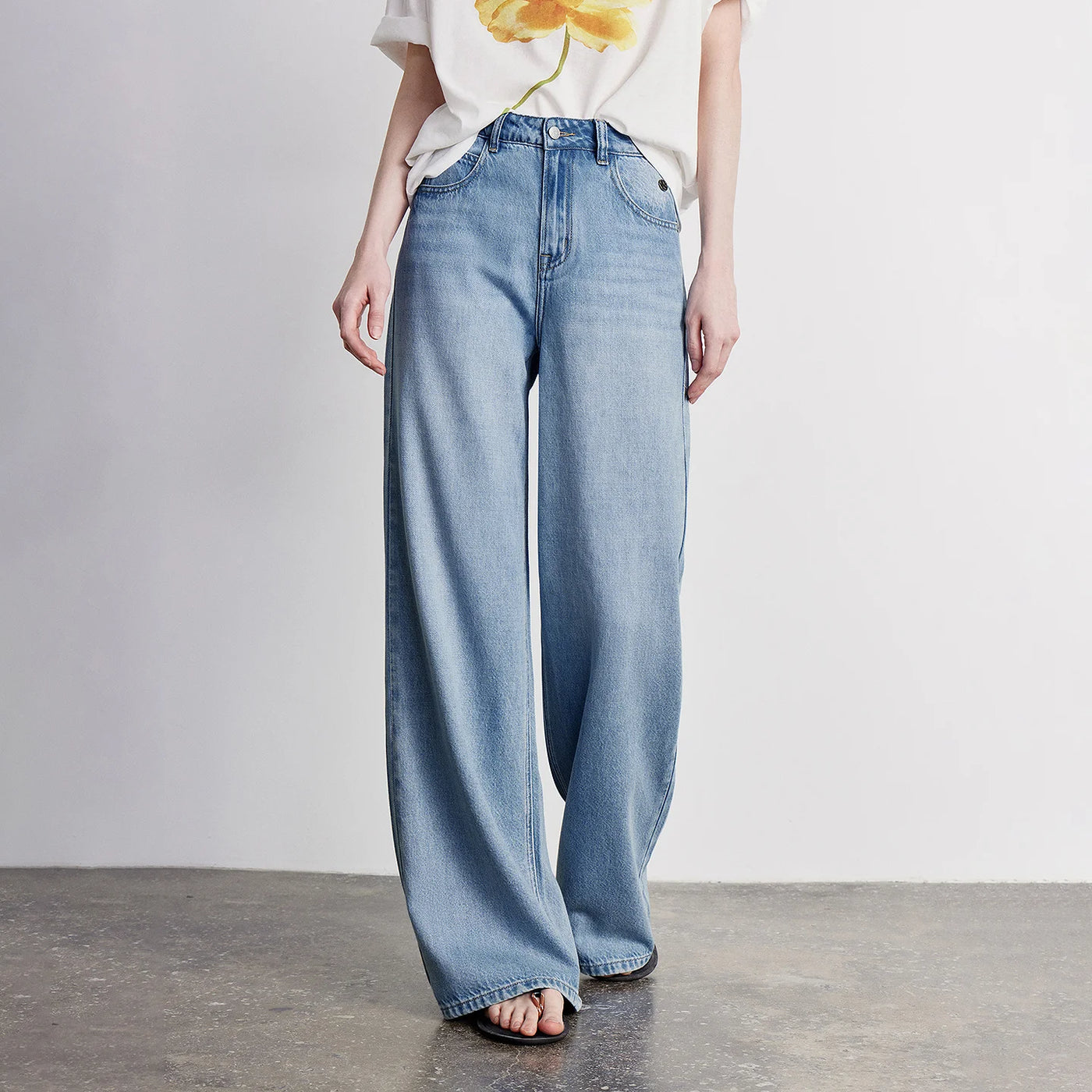 Calça Jeans Feminina Wide Leg com Bordado Floral