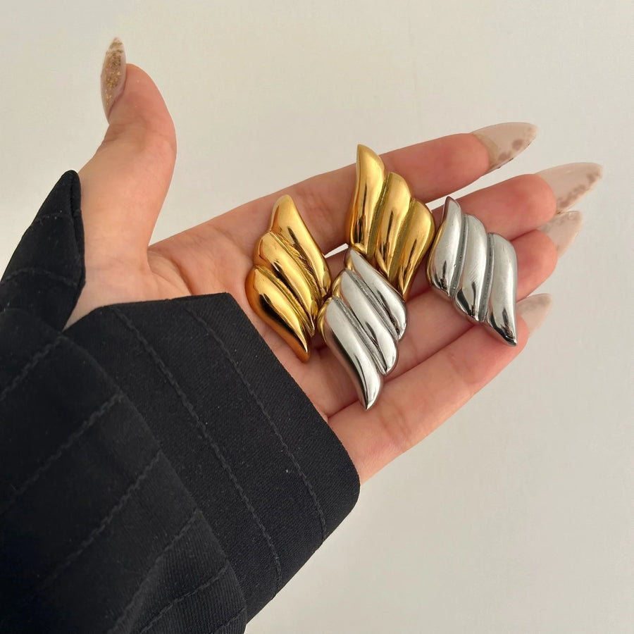 Brinco Asas em Camadas Marcante com Banho Ouro 18K