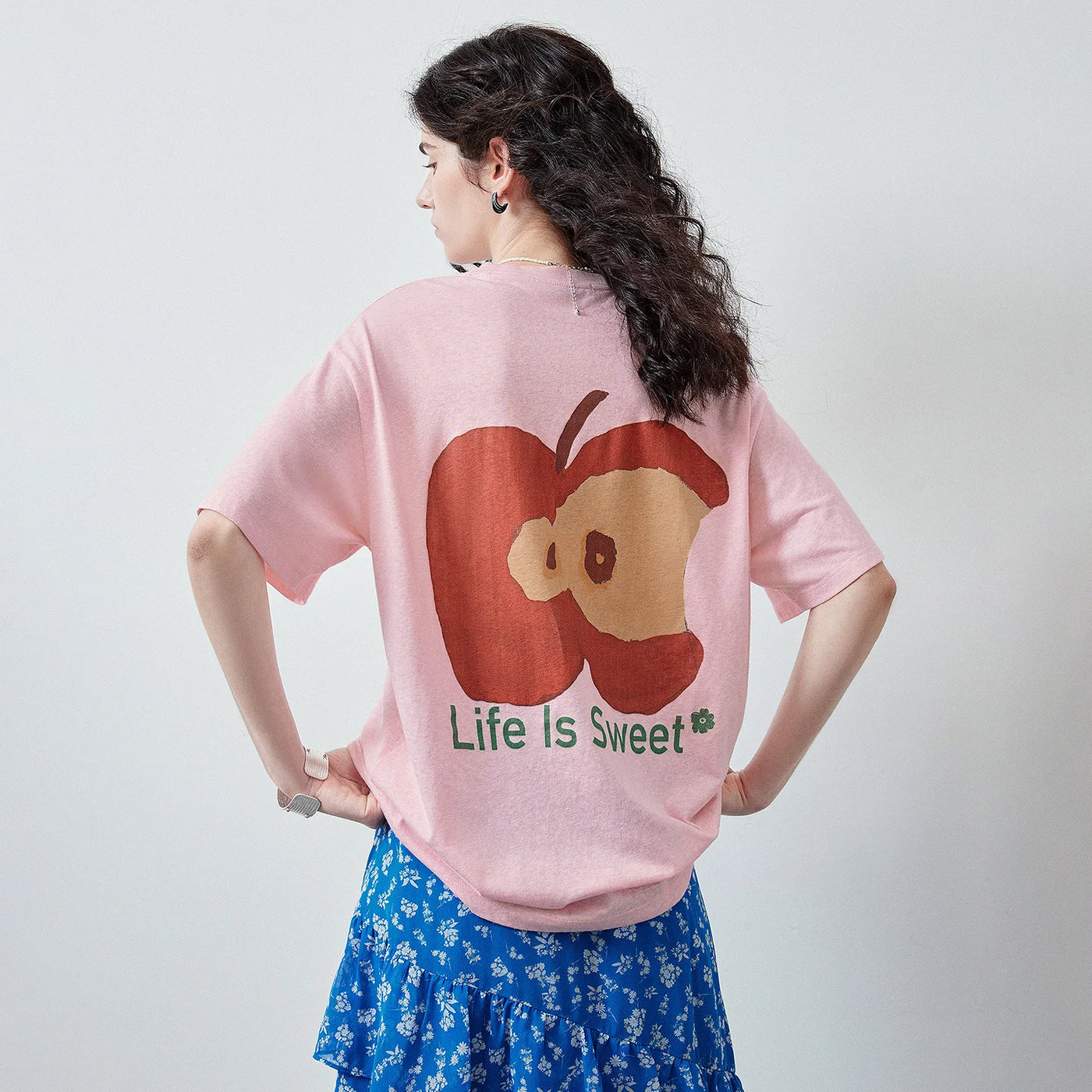 Camiseta Feminina Oversized com Estampa Maçã e Efeito Neve