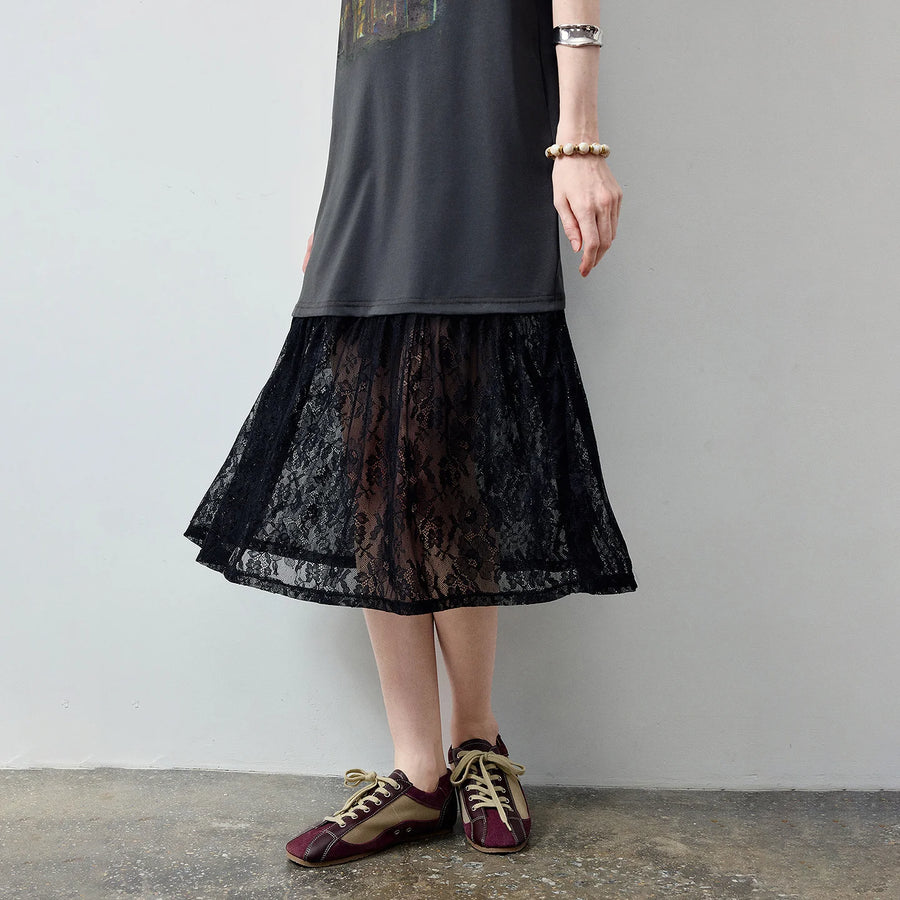 Vestido Camiseta Midi com Renda e Recortes