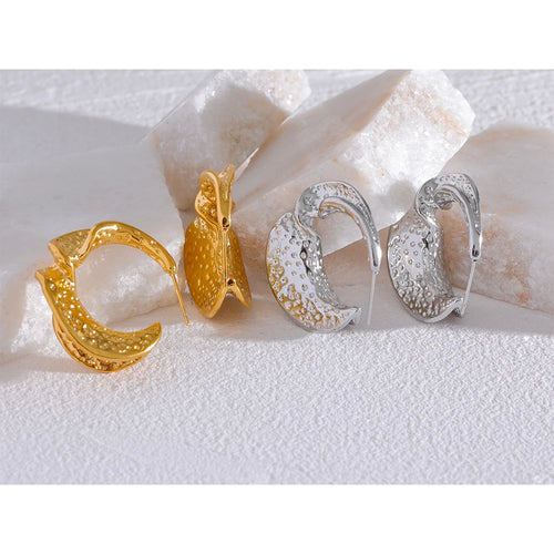 Brinco de Argola Huggie Torcido em Aço Inoxidável