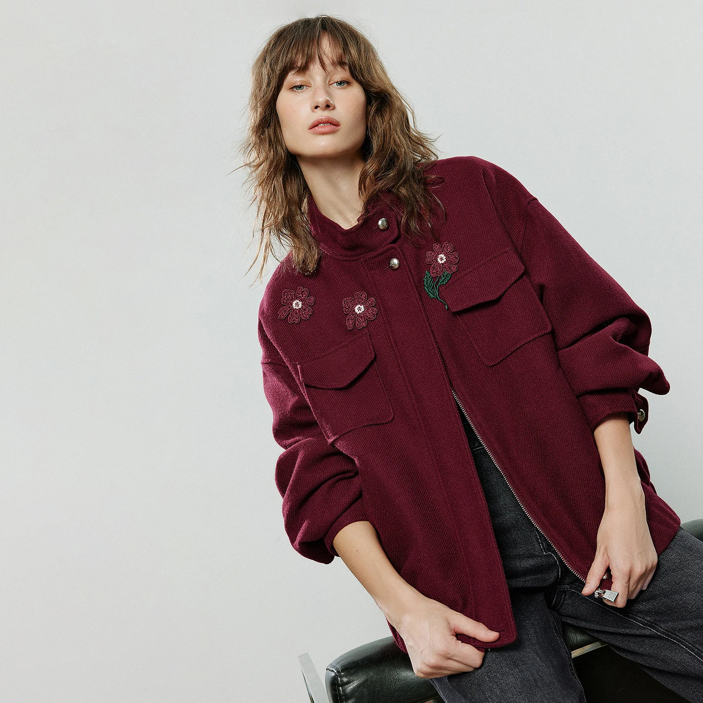 Jaqueta Feminina Bordada Floral com Gola Alta Bordô